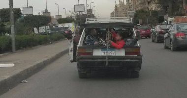 قارئ يرصد سيارة مكدسة بطلاب المدارس فى مدينة نصر
