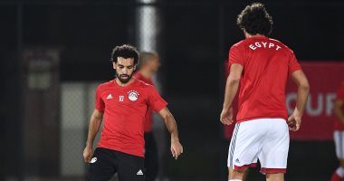 بالصور .. محمد صلاح يستعين بـ"المصحف" قبل مواجهة مالى