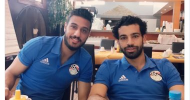 محمد صلاح ينشر صورة مع الشناوى بمعسكر المنتخب فى الجابون