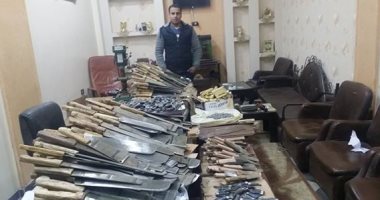 بالصور.. ضبط 1233 قطعة سلاح أبيض متنوعة داخل ورشة فى طنطا