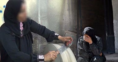 صرخة وجع من قلب مصر.. مطلقة تعول أسرة وليس لها مصدر رزق.. "عين الحياة" تطالب المسئولين بطبيب يوقف عذابها المتكرر بعد حادثة عمل.. وتسعى بـ"سن السكاكين" للشفاء من الآلام وعلاج ابنها المعاق ذهنيًا