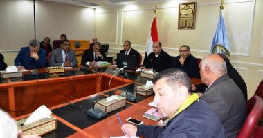 بالصور..محافظ مطروح يجتمع بمسئوليه لتسهيل الإجراءات الإستثمارية للمستثمرين