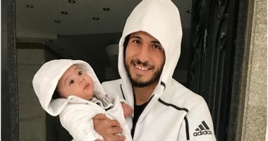 أحمد حجازى ينشر صوره تجمعه بنجله عبر إنستجرام