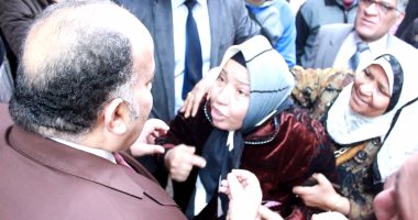 بالفيديو.. قرار بضبط بقال تموينى بعد شكوى سيدة منه لمحافظ الدقهلية 