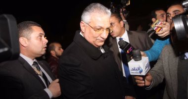 يحيى الفخرانى ووزير التنمية المحلية وفيفى عبده فى عزاء كريمة مختار