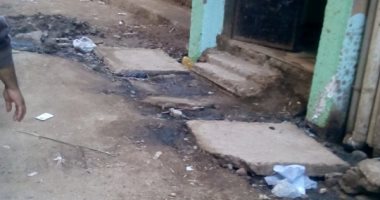 بالصور .. طفح مياه الصرف الصحى أمام منازل الأهالى بمركز المنشأة بسوهاج