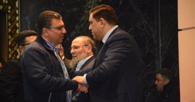 وصول أحمد السقا ووزير النقل وعمرو الليثى إلى عزاء الفنانة كريمة مختار