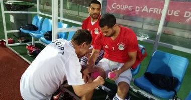 أحمد فتحى يُجرى أشعة بعد عودة الأهلى للقاهرة بسبب "الخلفية"