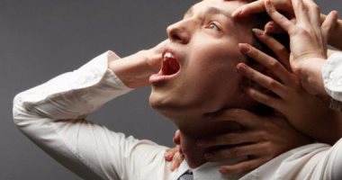 لو بتسمع أصوات غريبة أو بتكلم نفسك.. اطمن أنت مش ملبوس ده مرض نفسى