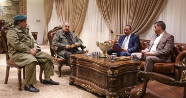 المشير خليفة حفتر يبحث مع عبد الله الثنى مستجدات الأوضاع الراهنة