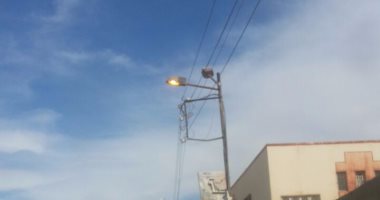 قارئ يرصد أعمدة إنارة مضاءة نهارا بحى الجناين فى محافظة السويس