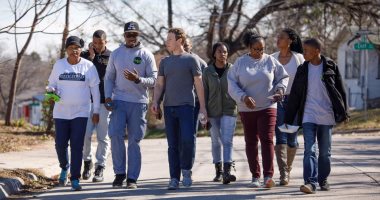 مارك زوكربيرج يبدأ تحدى العام بزيارة تكساس ومقابلة عدد من طلاب المدارس