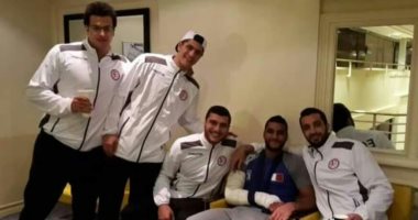 لاعبو فراعنة اليد يطمئنون على إصابة لاعب المنتخب القطرى