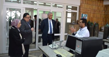 رئيس جامعة الإسكندرية يفتتح معمل تصميم الأدوية ويناقش دعم صناعة الدواء 