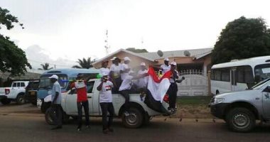 جماهير الجابون تؤازر منتخب مصر أمام الفندق قبل مواجهة مالى