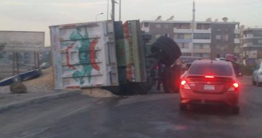 انقلاب سيارة محملة بالأسماك على طريق دمياط الجديدة 