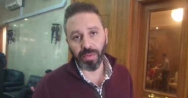 استقبال حافل لحازم إمام بجامعة عين شمس.. والنجم يداعب الطلاب فين الزملكاوية؟