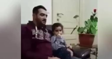 بالفيديو.. طفلة تصحح لوالدها تلاوته للقرآن الكريم