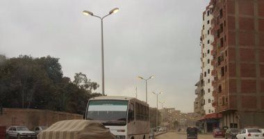 قارئ يرصد أعمدة إنارة مضاءة نهارا فى شارع سيجال بجسر السويس