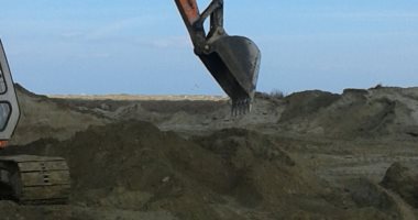 بالصور.. لليوم الثانى أمن دمياط يخلى أرض مشروع بيت الوطن من التعديات