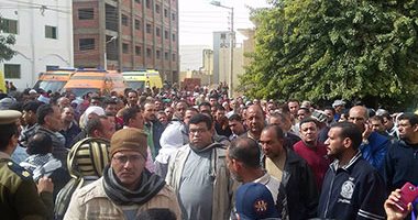 بالصور.. أهالى ضحايا كمين النقب يستعدون لاستلام جثث ذويهم من المشرحة