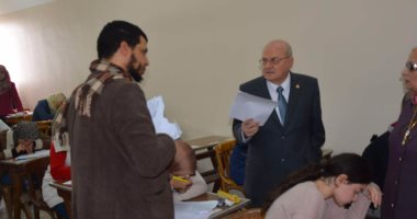 رئيس جامعة الزقازيق يتفقد الامتحانات بكلية الطب البشرى