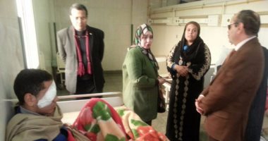 بالصور.. لجنة امتحان خاصة بمستشفى لطالب فقد عينيه على يد زميله بسوهاج