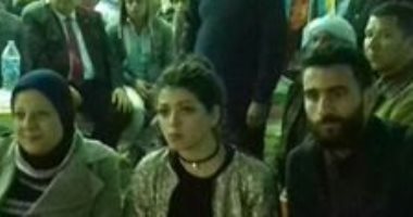 باسم مرسى وزوجته يتابعان مباراة الفراعنة أمام مالى فى حى الأسمرات 