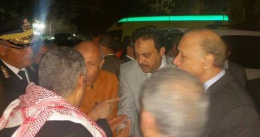 محافظ القاهرة يتفقد محيط سقوط برج كهرباء على عقار بجسر السويس