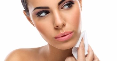 6 أخطاء ترتكبينها أثناء تنظيف وجهك يوميًا.. "الماء الساخن وتخطى الترطيب"