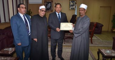 محافظ الغربية يُكرم وكيل الأوقاف بعد نقله لسوهاج