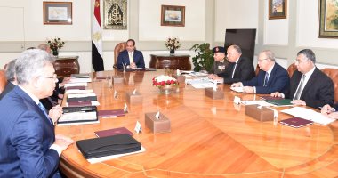 السيسى يوجه باتخاذ جميع أجهزة الدولة المعنية التدابير اللازمة لضمان التأمين التام لحدود البلاد البرية والبحرية.. ويطالب الحكومة بخفض عجز الموازنة والاستمرار فى خطوات الإصلاح الاقتصادى