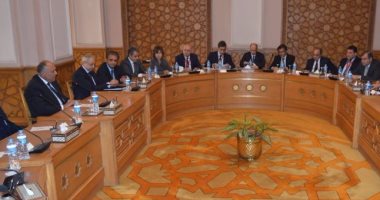 سامح شكرى يناقش مع مساعديه التكليفات الخاصة بعمل وزارة الخارجية 