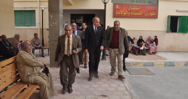 بالصور..محافظ الوادى الجديد يتابع أعمال قافلة جامعة حلوان الطبية بالخارجة