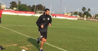 بالصور.. إكرامى يجتاز الكشف الطبى بالكرة استعدادًا لأوغندا والشناوى يكتفى بالمشى