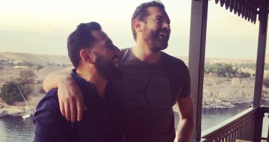 شاهد.. عمرو يوسف داخل فندق حفل زفافه بأسوان استعدادًا للفرح غدًا