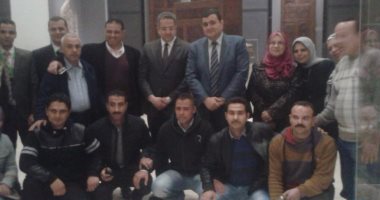 خالد العنانى يلتقط صورة تذكارية مع العاملين بـ"الفن الإسلامى"