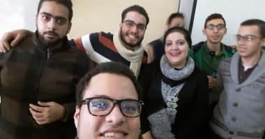 دكتورة بجامعة المنصورة تفاجئ الطلاب وتضع الشوكولاتة على مقاعدهم فى الامتحان