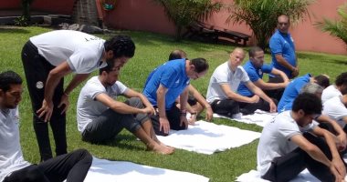 بالصور.. لاعبو المنتخب يصرون على أداء صلاة الجمعة