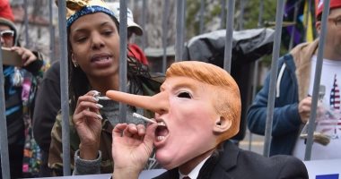 منظمة أمريكية توزع 4200 سيجارة ماريجوانا على معارضى ترامب