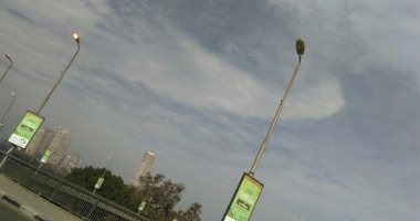قارئ يرصد إضاءة أعمدة الكهرباء نهارا أعلى كوبرى أكتوبر فى الجزيرة