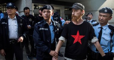 بالصور.. اعتقال شخص فى الصين يحمل لافتة ضد ترامب 