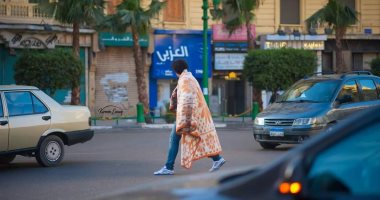 "سيشن بطانية".. إسلام يتحدى الشتاء بضحكة على الوجوه فى شوارع المحروسة 