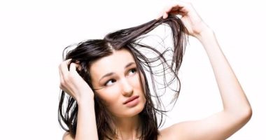  بالصور..5 طرق سهلة و سريعة لجعل الشعر الدهنى يبدو أجمل