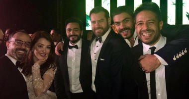 بالصور.. تامر حسنى ومحمد حماقى وخالد سليم فى حفل زفاف كندة وعمرو