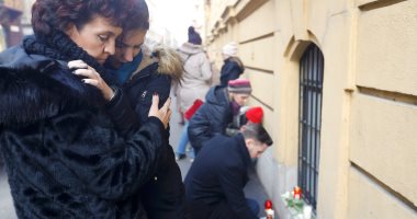 بالصور.. تجمع أهالى ضحايا حريق الحافلة المجرية أمام مبنى مدرستهم
