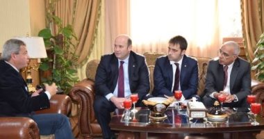وزير الرياضة يستقبل وفد برشلونة الإسبانى لبحث إنشاء أكاديمية بشباب الجزيرة