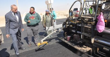 بالصور ..محافظ الوادى الجديد يتفقد مشروعات رصف الطرق بتكلفه 226 مليون جنيه