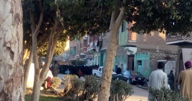 أهالى قرية القصر بقنا يحتشدون لاستقبال جثمان الشاب المقتول بليبيا