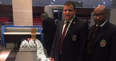 بالصور.. جمارك المطار تحبط تهريب 200 "راوتر" قادمة من أبو ظبى 